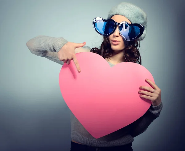 Mujer en gafas divertidas — Foto de Stock