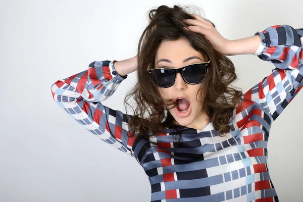 Adolescente chica en gafas de sol — Foto de Stock