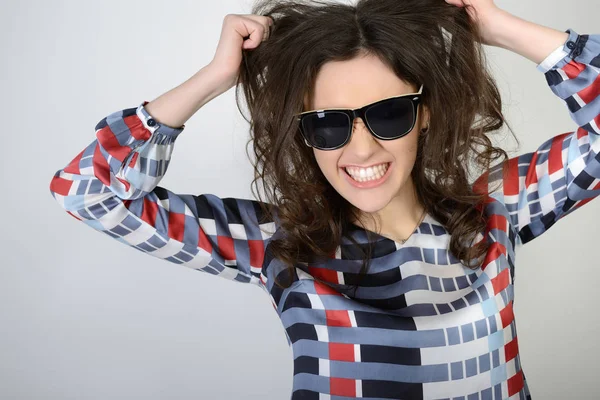 Teen flicka i solglasögon — Stockfoto