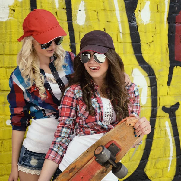 Dos amigas adolescentes — Foto de Stock