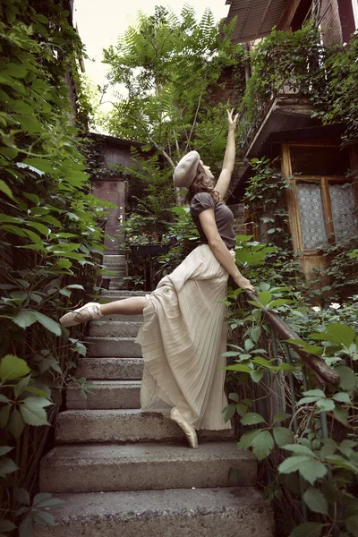 Bailarina de ballet posando en escaleras — Foto de Stock