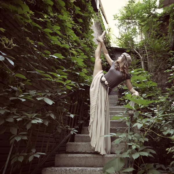 Балетный танцор позирует на лестнице — стоковое фото