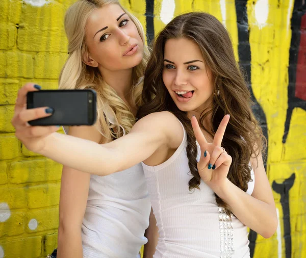 Chicas con teléfono inteligente —  Fotos de Stock