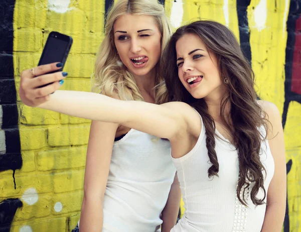 Chicas con teléfono inteligente — Foto de Stock