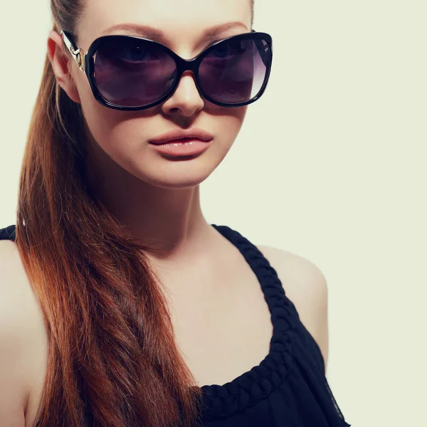 Sevimli kadın güneş gözlüğü — Stok fotoğraf