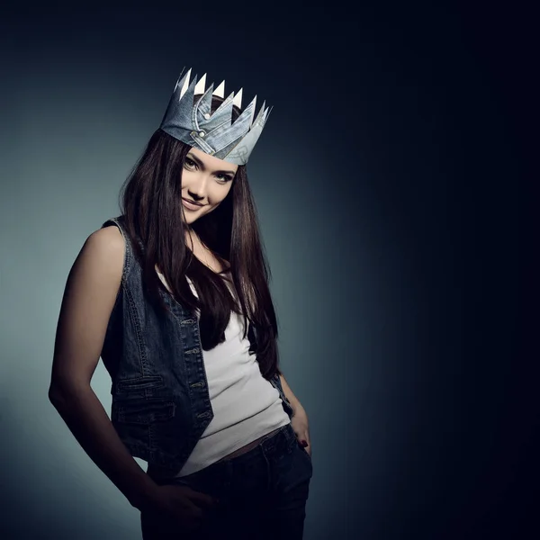 Beauty woman in crown — Stock Photo, Image