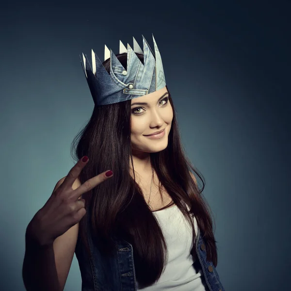 Beauty woman in crown — Stock Photo, Image