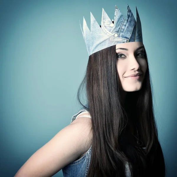 Beauty woman in crown — Stock Photo, Image