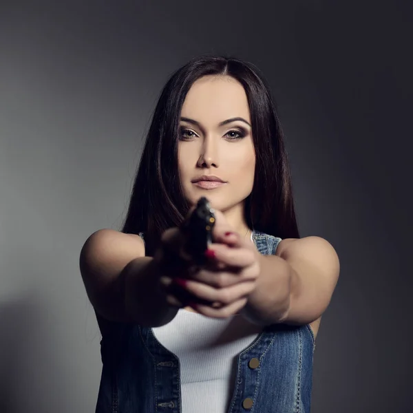 Hermosa chica con pistola — Foto de Stock