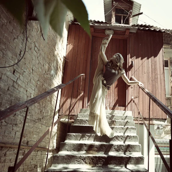 Imagen Romántica Joven Hermosa Bailarina Ballet Posando Las Escaleras —  Fotos de Stock