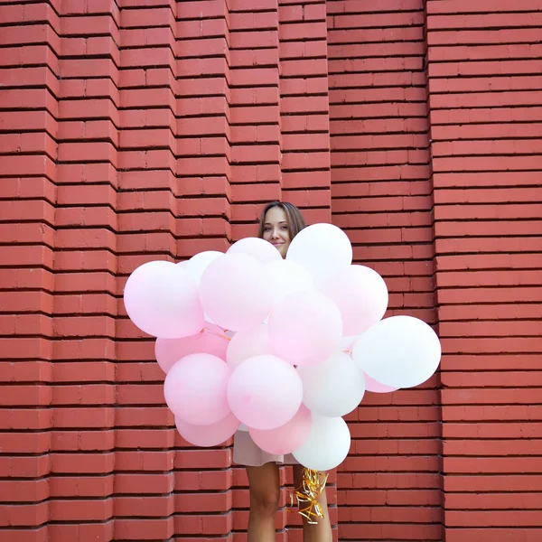 Jonge vrouw met ballonnen — Stockfoto