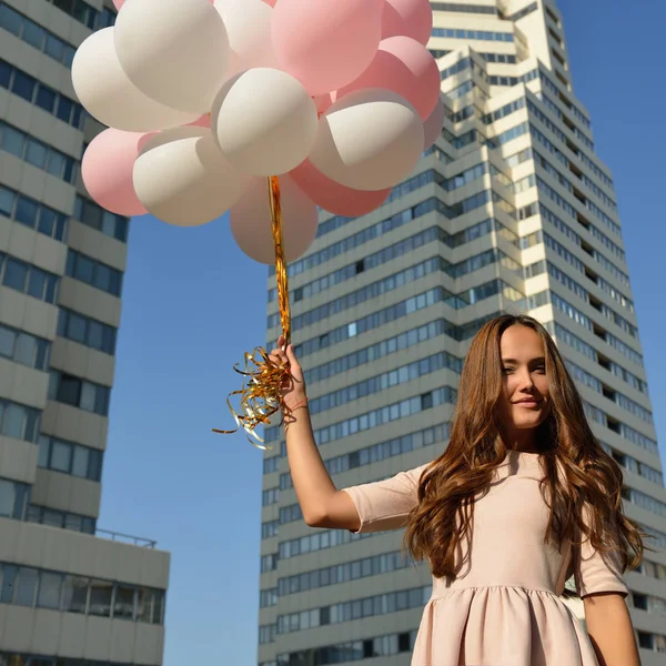 Menina sobre edifício alto — Fotografia de Stock