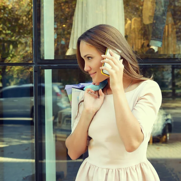 Frau in der Nähe von Schaufenster — Stockfoto