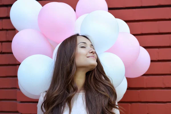 Jonge vrouw met ballonnen — Stockfoto