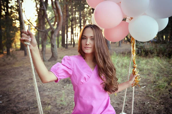 Mujer en vestido rosa — Foto de Stock