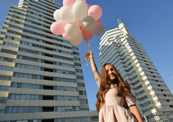 Hermosa chica sosteniendo globos — Foto de Stock