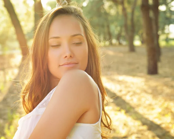 Vrouw in zomer dennenbos — Stockfoto