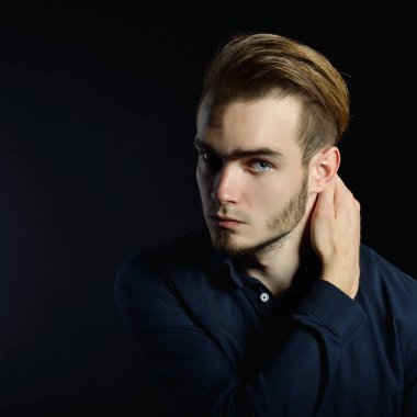 Yakışıklı genç adam.