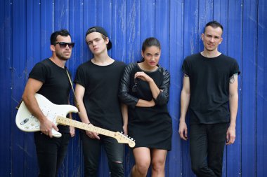 Müzik grubu grunge bahçesinde