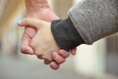 Baba ve çocuğun elleri 
