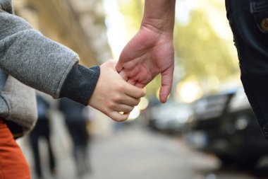 Baba ve çocuğun elleri 