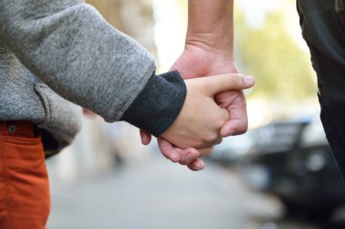 Baba ve çocuğun elleri 