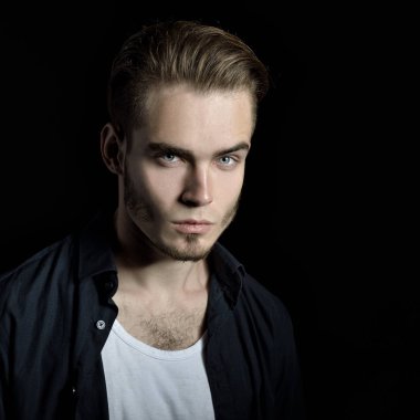 sevimli çekici genç adam