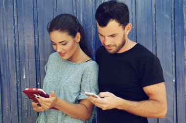  arkadaşlar akıllı telefon kullanarak