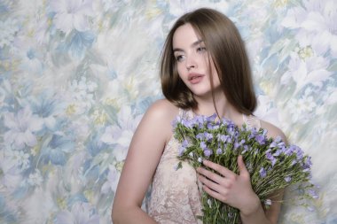 kadın holding çiçekler