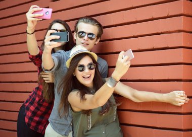  arkadaşlar akıllı telefon ile poz