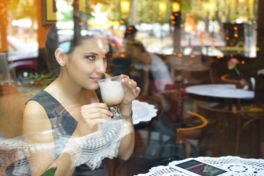 Kahve içen kadın