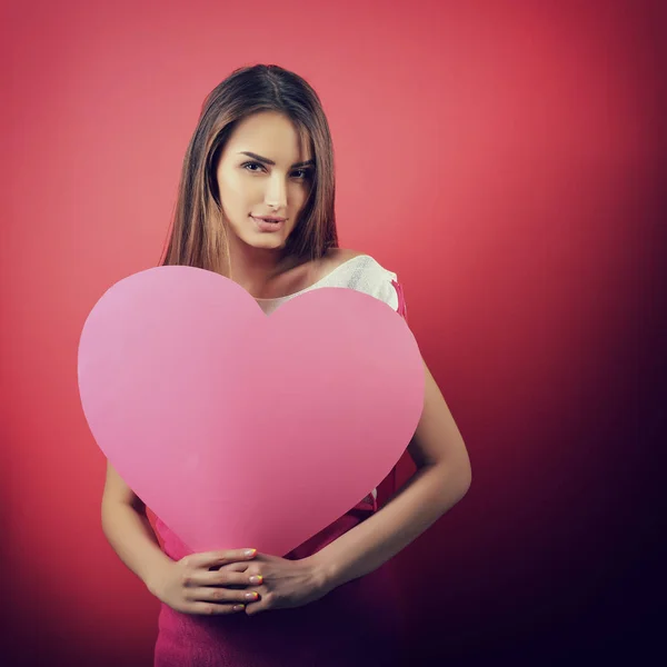 Pembe kalp taşıyan kadın — Stok fotoğraf