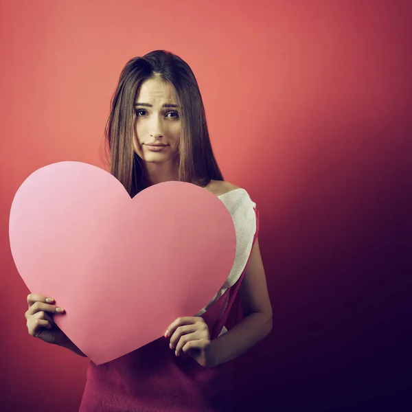 Mujer joven sosteniendo el corazón — Foto de Stock