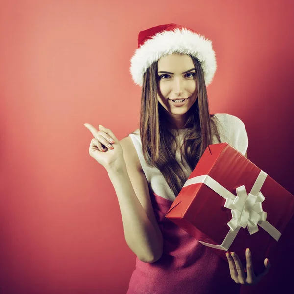 Frau mit Weihnachtsmütze — Stockfoto