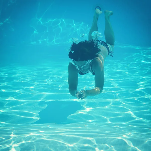 Woman swimming in pool — Stock Photo, Image