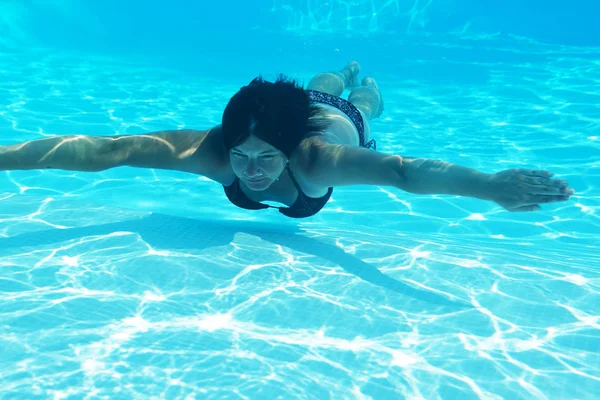 Senhora nadando na piscina — Fotografia de Stock