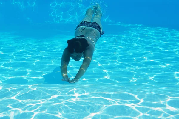 Mulher nadando na piscina — Fotografia de Stock
