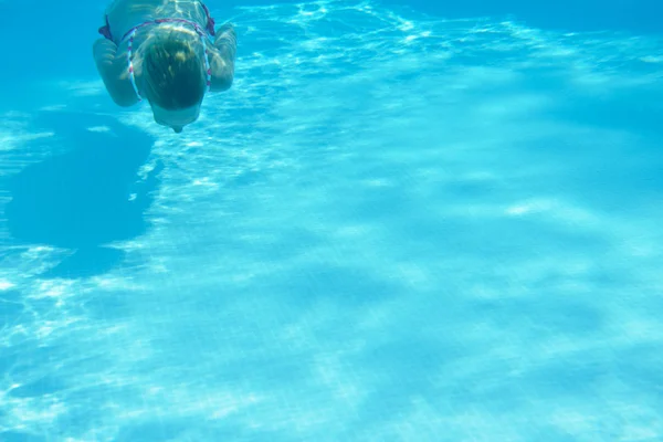 Frau schwimmt im Pool — Stockfoto