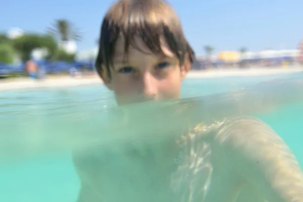 Chlapec plavání ve vodě — Stock fotografie
