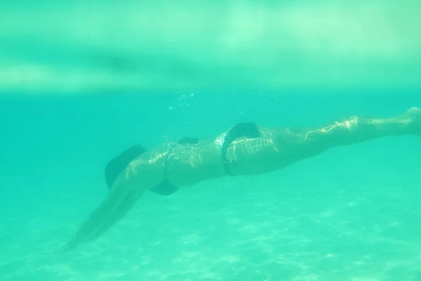 수영장에서 수영하는 여자 — 스톡 사진