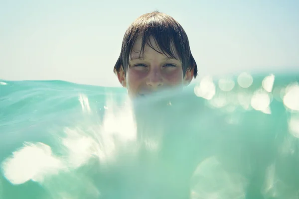 Хлопчик плаває у воді — стокове фото