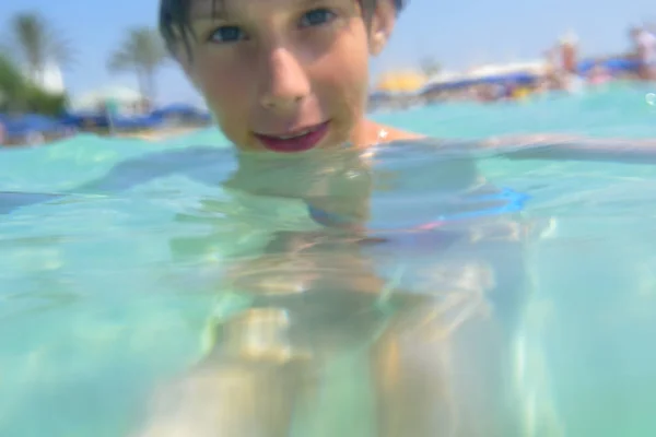 Gutt svømmer i vann – stockfoto