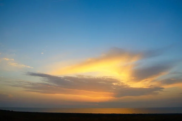 Landskapet i vacker solnedgång — Stockfoto