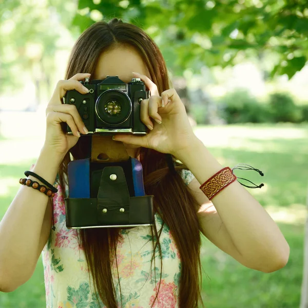 Fotógrafo sosteniendo cámara retro —  Fotos de Stock