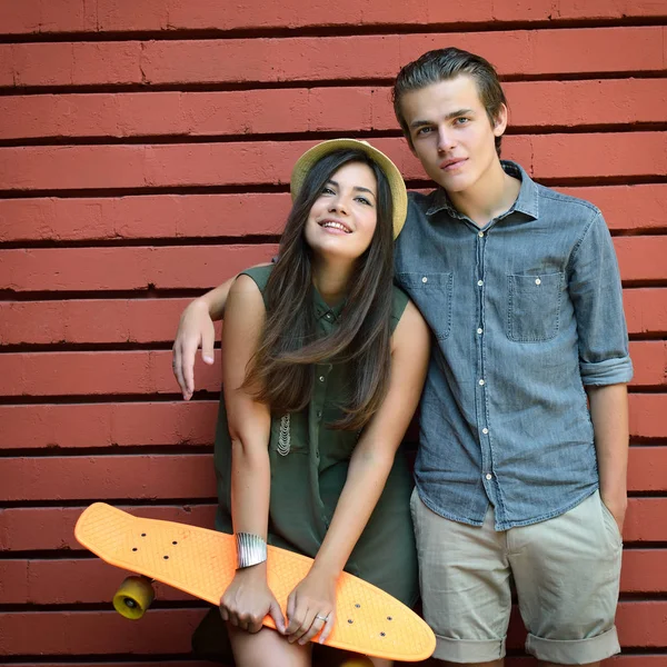 Casal com placa de centavo — Fotografia de Stock