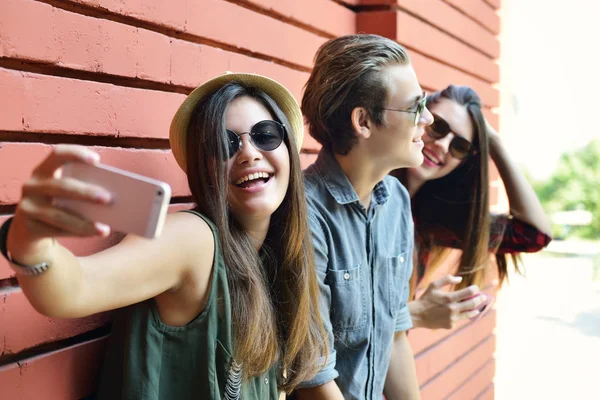 Amigos posando con teléfono inteligente —  Fotos de Stock