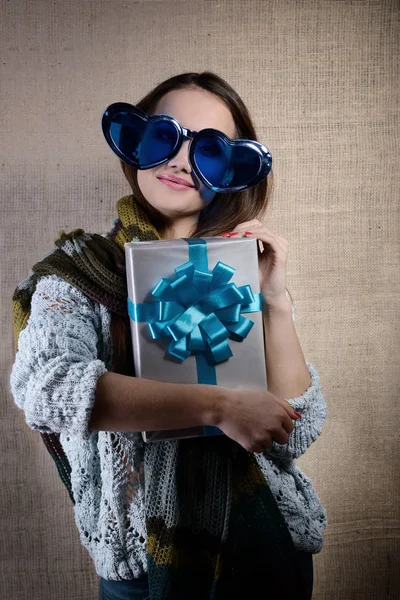 Chica alegre con caja de regalo — Foto de Stock