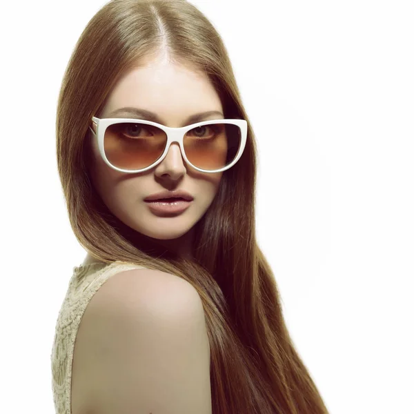 Милая женщина в солнечных очках — стоковое фото