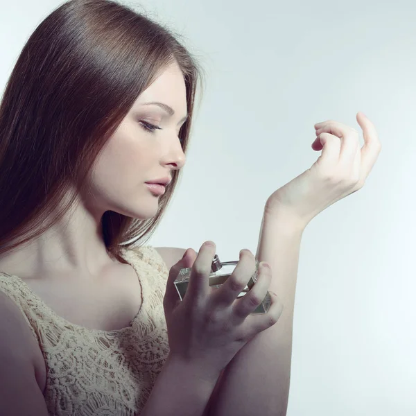 Güzel kadını holding parfümü — Stok fotoğraf