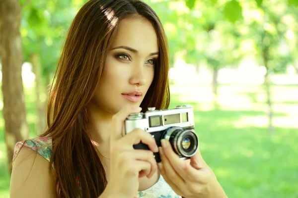 Mujer sosteniendo cámara retro —  Fotos de Stock